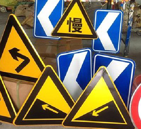 洪湖标识标牌中颜色的确定是很重要的。