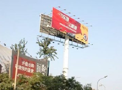 洪湖户外广告怎么做才能让人一眼记住？